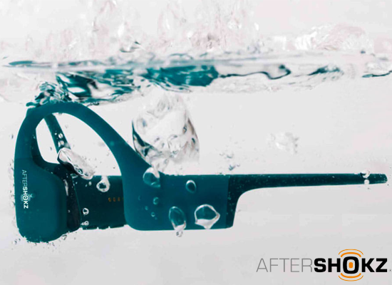 AFTER SHOKZ<span>물 속에서 쓸 수 있는 헤드셋</br>수경과 수모를 착용해도 편안!</span>